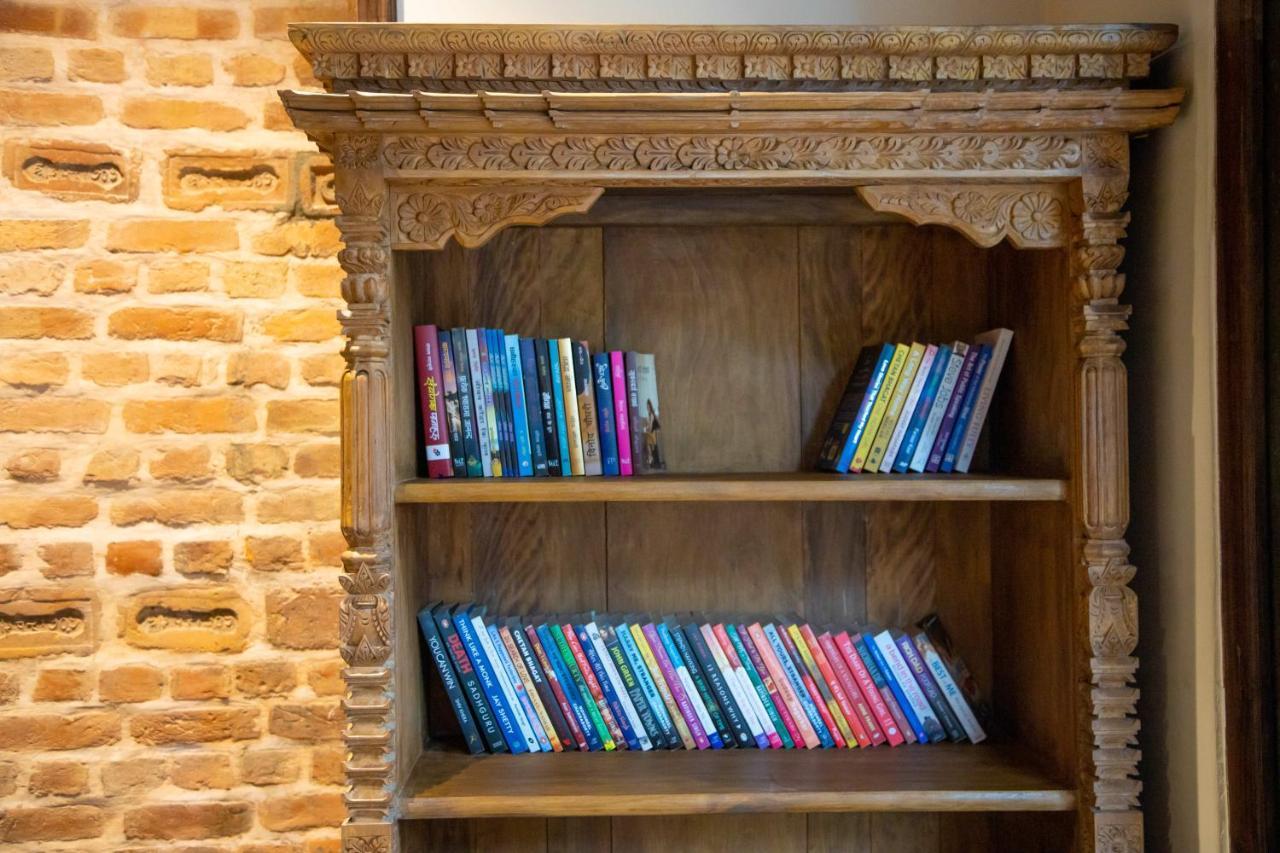 Basera Boutique Hotel Katmandu Eksteriør bilde Bookshelf