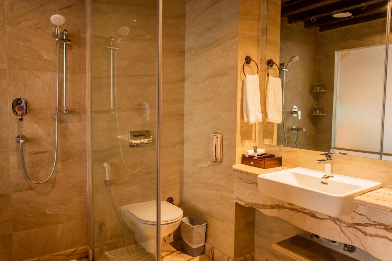 Basera Boutique Hotel Katmandu Eksteriør bilde A bathroom in a hotel